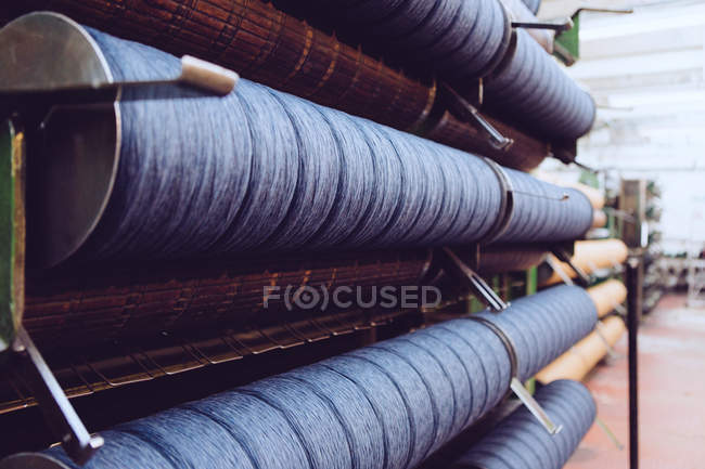 Rouleaux de laine dans un moulin à laine — Photo de stock