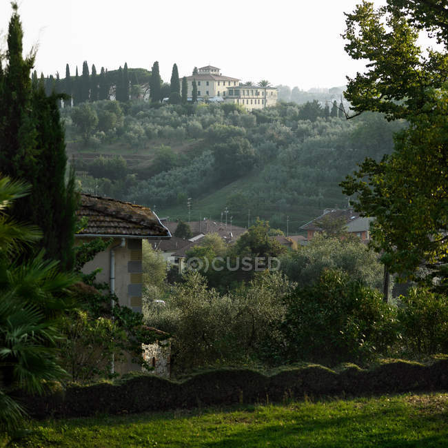 Mansion overlooking rural landscape — Stock Photo
