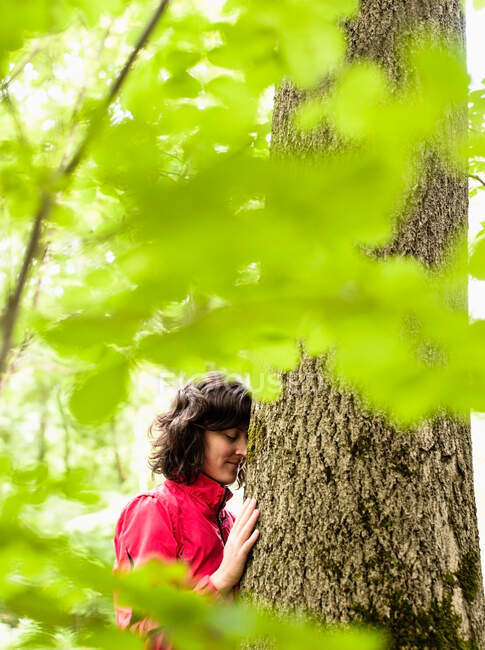 Retrato de mulher abraçando árvore — Fotografia de Stock