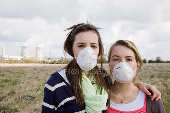 Дівчата в масках біля електростанції — стокове фото