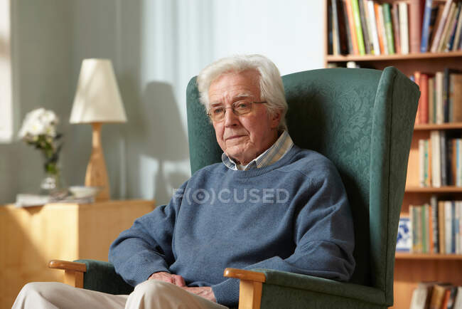 Старший чоловік у кріслі, портрет — стокове фото