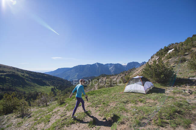 Camping para excursionistas en la cima de una colina, Encantamientos, Alpine Lakes Wilderness, Washington, EE.UU. - foto de stock