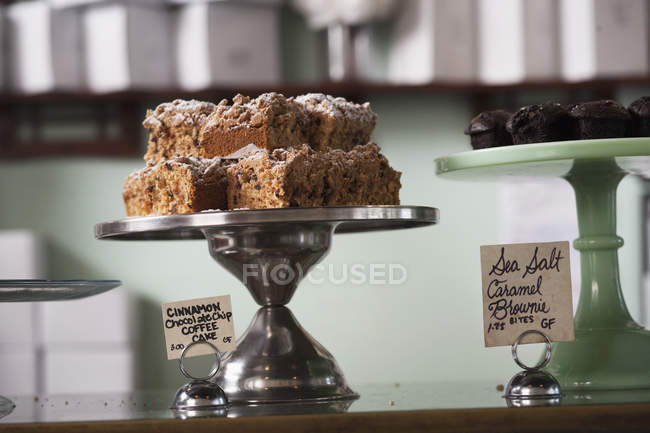Verschiedene Kuchen auf Kuchenständen — Stockfoto