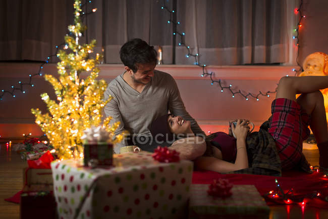 Junges Paar zu Weihnachten — Stockfoto