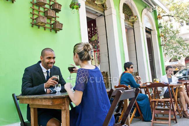 Пара пьет вино за пределами кафе — стоковое фото