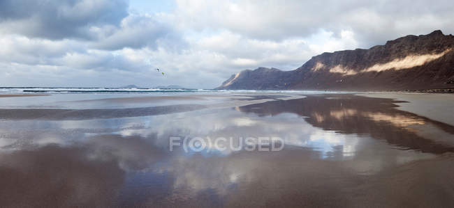 Agua tranquila de la playa de Famara - foto de stock