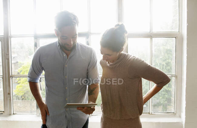 Mittleres erwachsenes Paar nutzt digitales Tablet — Stockfoto