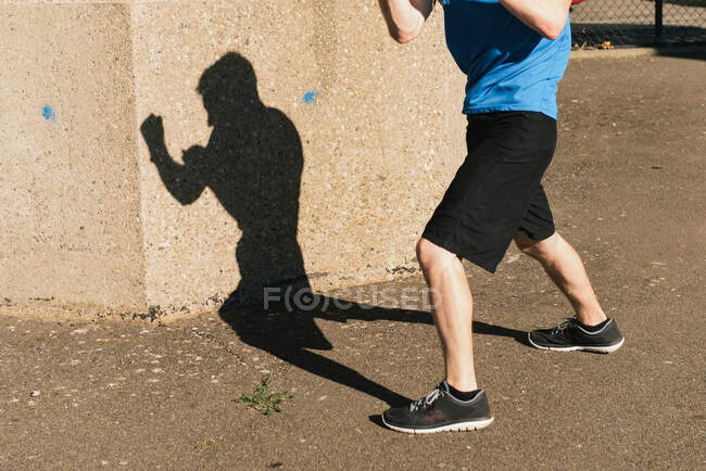 Молодий чоловік тіньовий бокс, на відкритому повітрі — стокове фото