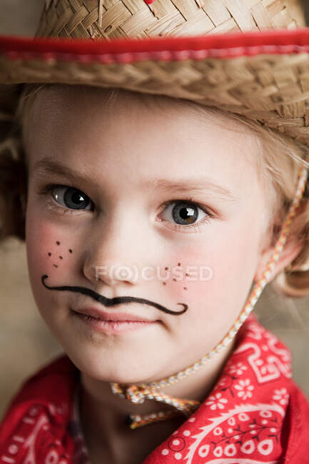 Jeune fille habillée en cow-girl — Photo de stock