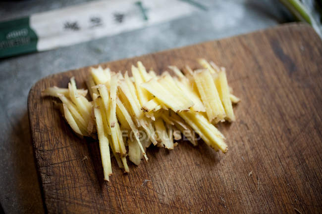 Sliced fresh root ginger — Stock Photo