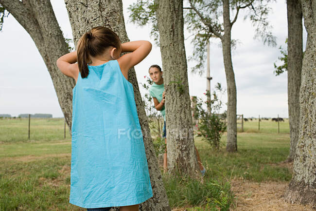 Girls playing hide and seek — Stock Photo