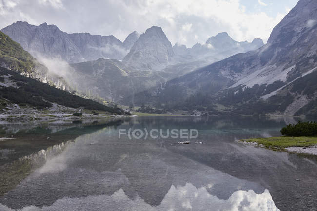 Montanhas refletidas no lago Seebensee — Fotografia de Stock