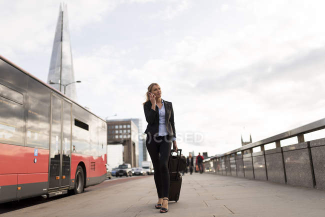 Femme d'affaires en voyage d'affaires, Londres, Royaume-Uni — Photo de stock