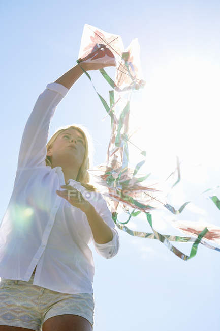 Young woman holding kite, Utvalnas, Gavle, Sweden — Stock Photo