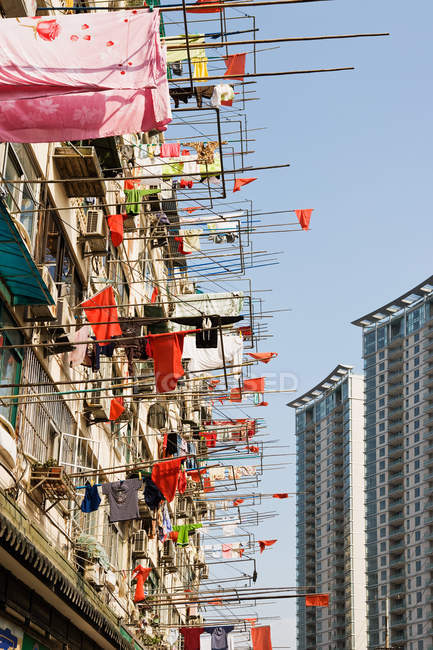 Apartment building with hanging laundry at daytime — Stock Photo