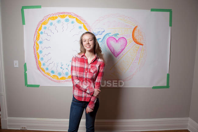 Girl standing in front of mural — Stock Photo