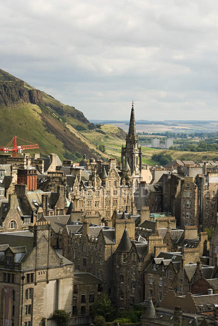 Vista aérea da paisagem urbana de Edimburgo com colina e céu no fundo, Escócia — Fotografia de Stock