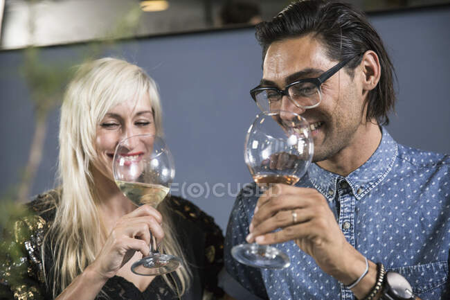 Paar trinkt Weißwein — Stockfoto