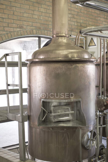 Hervidor de cobre en cervecería - foto de stock