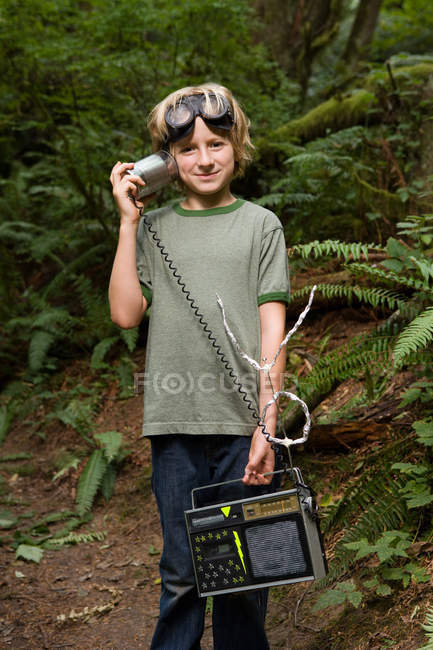Хлопчик на відкритому повітрі з радіо в лісі — стокове фото