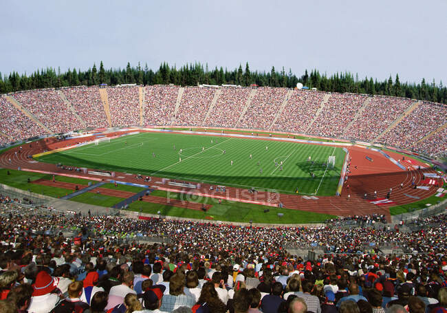 Футбольний стадіон з багатьма людьми — стокове фото