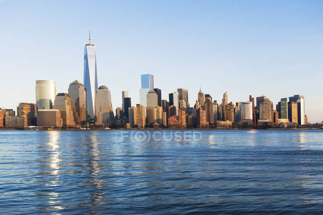 River and Manhattan skyline, New York, USA — Stock Photo