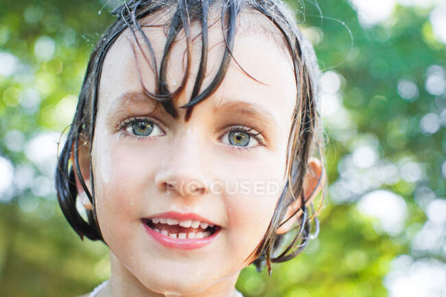 Mädchen mit nassen Haaren, Porträt — Stockfoto