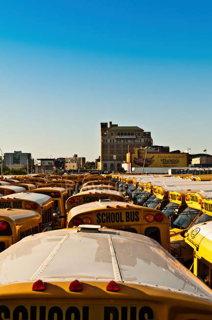 School bus depot, Coney Island, Nueva York, EE.UU. - foto de stock