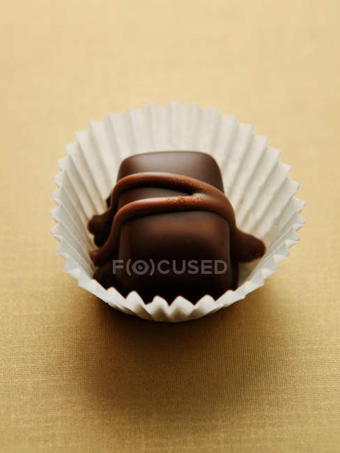 Trufa de chocolate em caso de bolo, close up shot — Fotografia de Stock