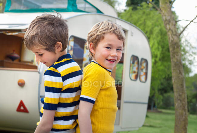 Два мальчика снаружи каравана, портрет — стоковое фото
