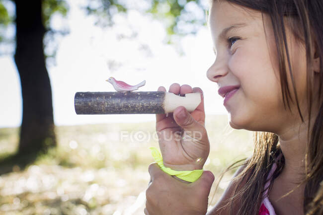 Chica preparándose para soplar silbato de ave en el parque - foto de stock