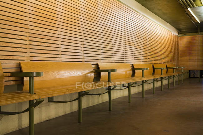 Bancos de madera vacíos - foto de stock