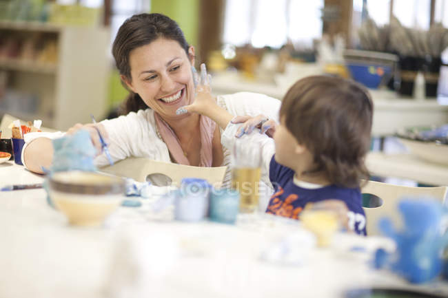 Mother and toddler playing in art class — Stock Photo