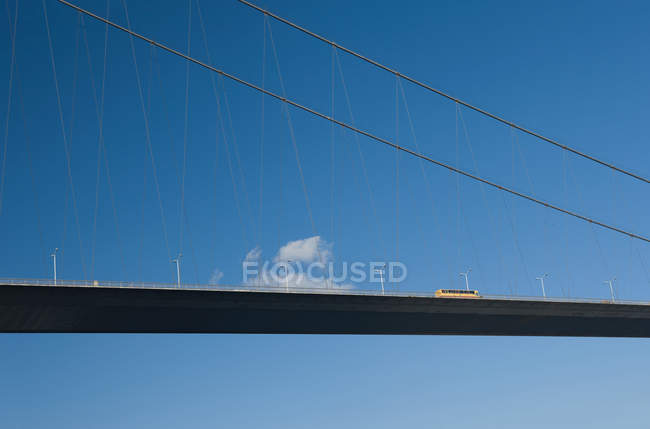 Puente del Bósforo con cielo azul - foto de stock