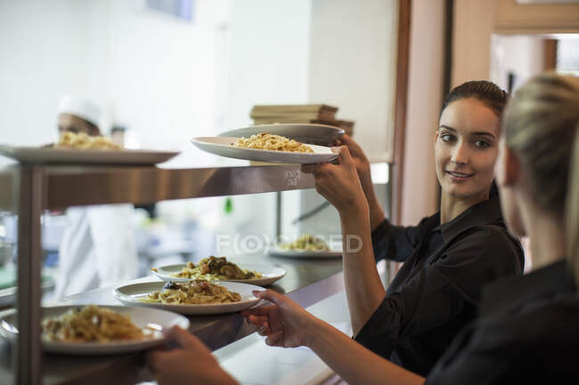 Ciudad del Cabo, Sudáfrica, camareros en restaurante - foto de stock