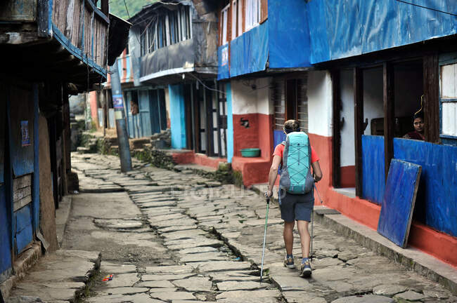 Mulher caminha através de uma pequena aldeia, Bhulbhule, Nepal — Fotografia de Stock