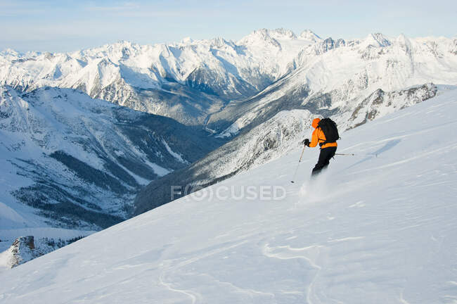 Un uomo che sciava nelle montagne invernali — Foto stock