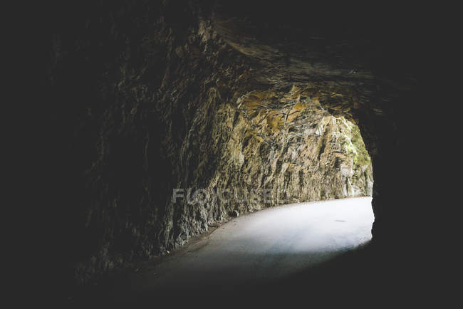 Tunnel illuminato in collina rocciosa, Garda, Italia — Foto stock