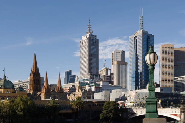 Wolkenkratzer der Stadt Melbourne im hellen Sonnenlicht — Stockfoto