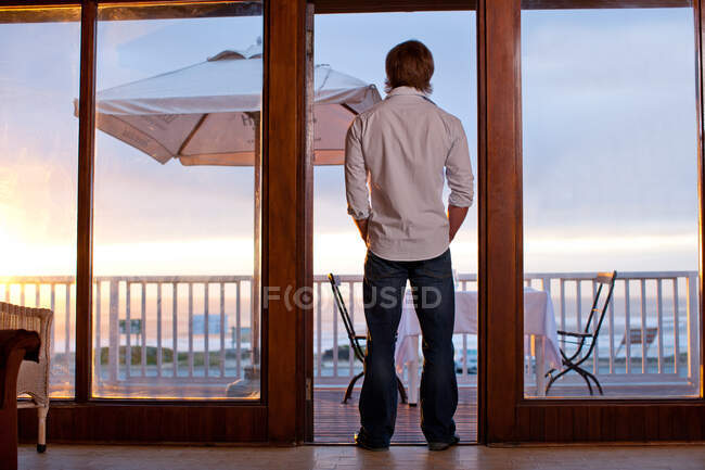 Homem em um terno com uma janela — Fotografia de Stock