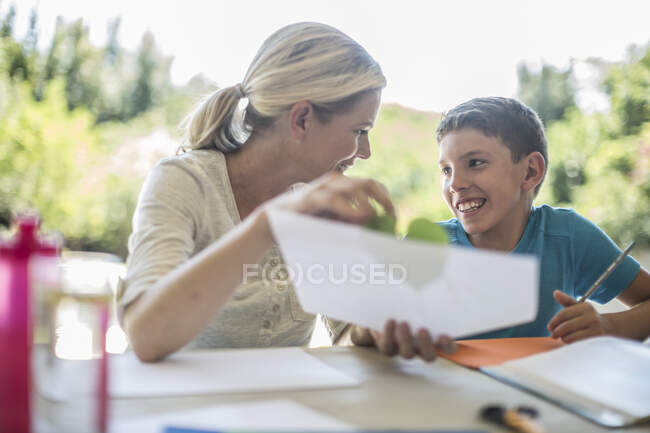 Cape Town, South Africa, family doing crafts and homework together — Stock Photo
