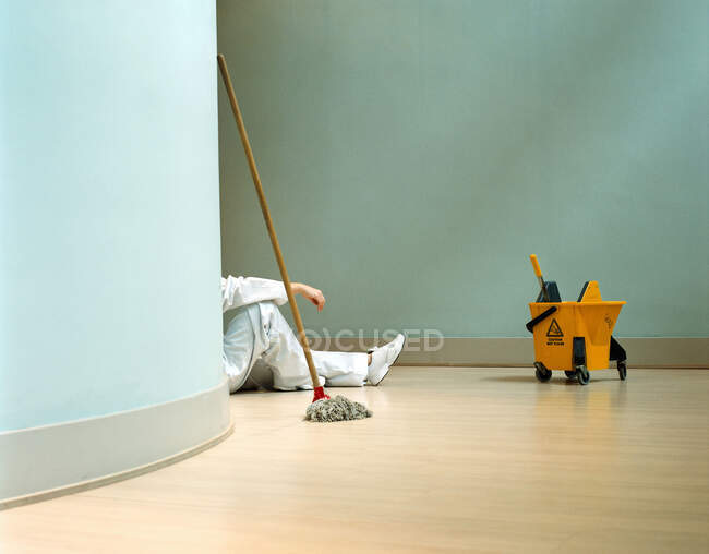 Cleaner relaxing in office — Stock Photo