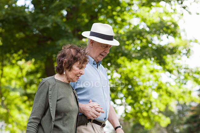 Senior couple holding hands — Stock Photo
