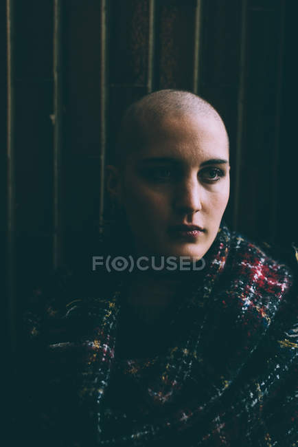 Портрет молодої жінки з поголеною головою — стокове фото