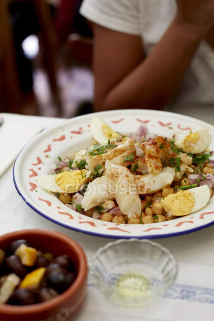 Salada de bacalhau e gr? o-de-bico, (Bacalhau com grão de bico e ovo)) — Fotografia de Stock
