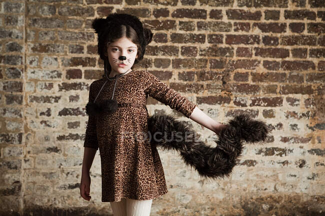 Chica joven vestida como gato - foto de stock