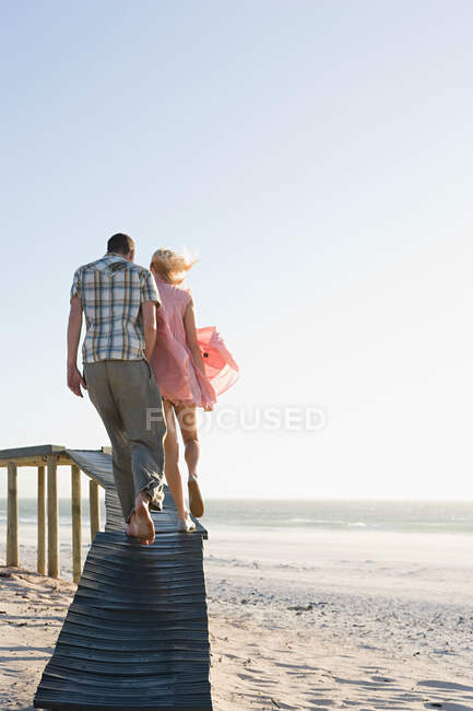 Vue arrière d'un couple sur une jetée — Photo de stock