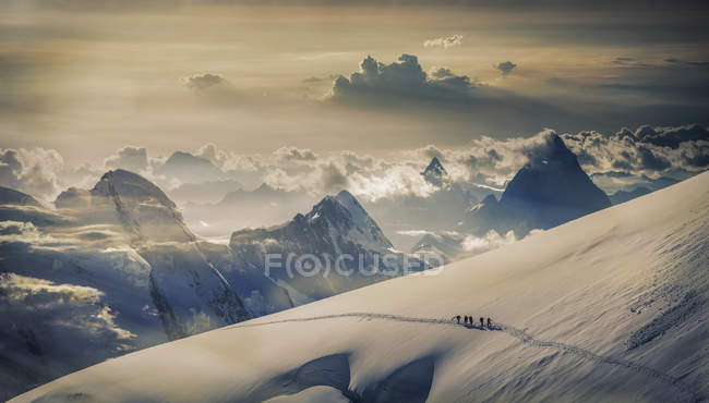 Alpinistas distantes no glaciar, Alpes, Cantão Berna, Suíça — Fotografia de Stock