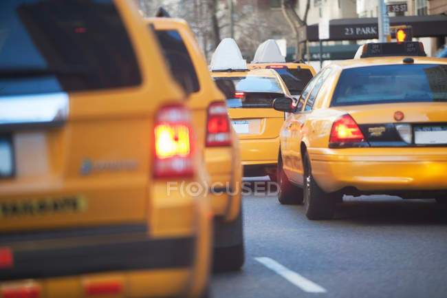 Taxis jaunes dans la circulation urbaine — Photo de stock