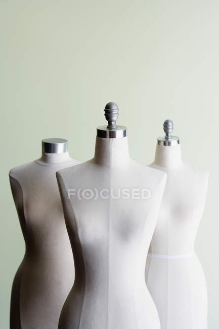 Três manequins alfaiate no fundo branco — Fotografia de Stock